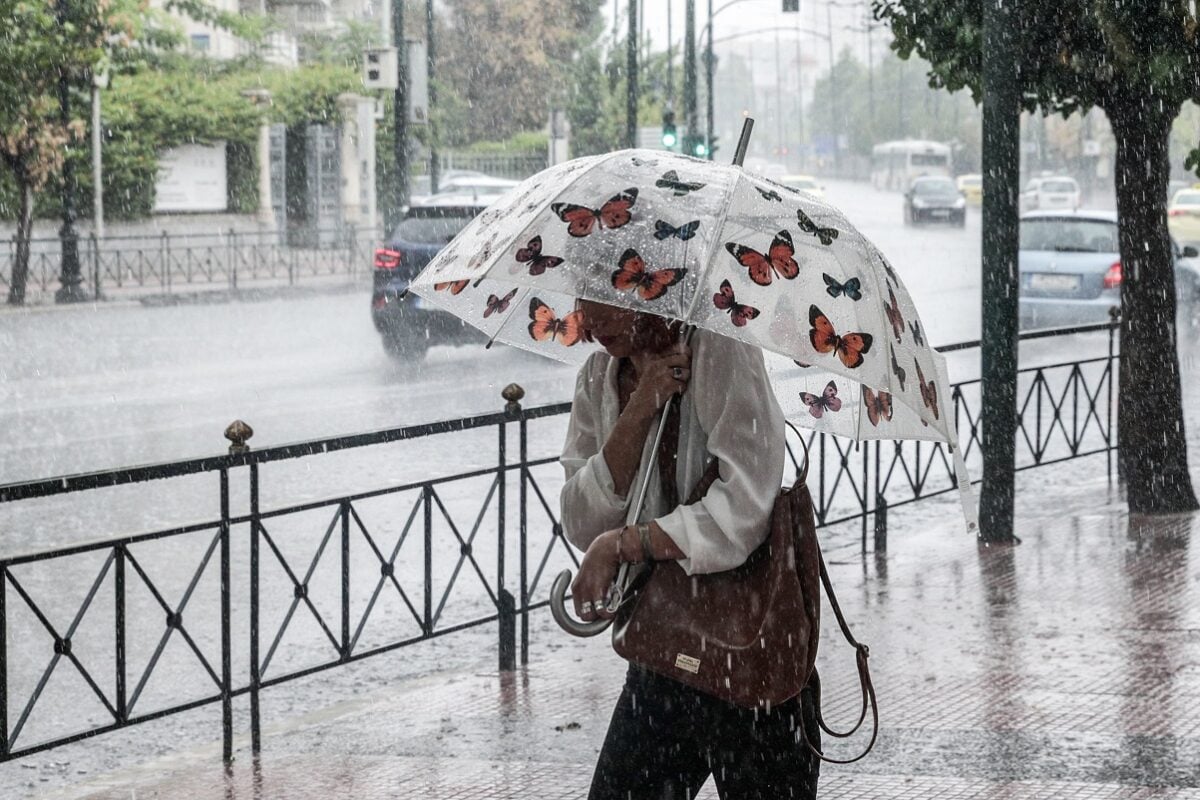 Καιρός: Σε Red code η Αττική, η Θεσσαλονίκη και άλλες 9 περιοχές την Παρασκευή λόγω κακοκαιρίας – Ισχυρές καταιγίδες, χαλάζι και κεραυνοί