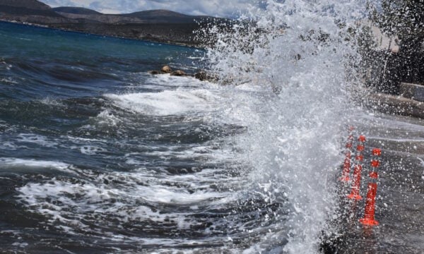 Καιρός: Θυελλώδεις άνεμοι έως 8 μποφόρ, σταδιακή υποχώρηση του καύσωνα και μεγάλος κίνδυνος πυρκαγιάς