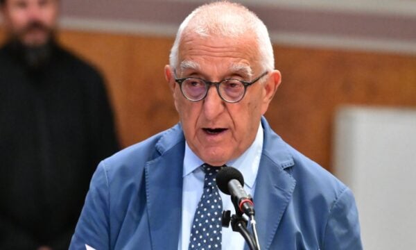 Κηδεία Κοντού: Ο επικήδειος του Κακλαμάνη – «Ένας ακόμη Ιούλιος που μας έδειξε κάποτε η Αλίκη, η Τζένη, η Ρένα, παίρνει και εσένα»