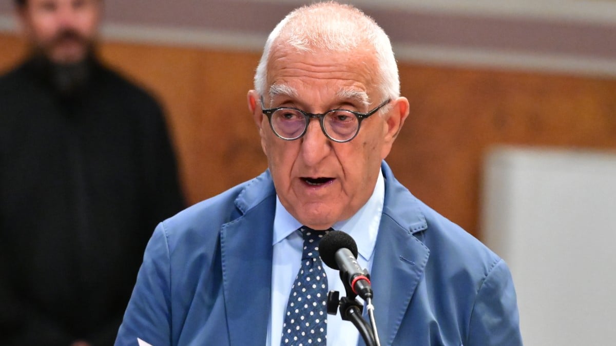 Κηδεία Κοντού: Ο επικήδειος του Κακλαμάνη – «Ένας ακόμη Ιούλιος που μας έδειξε κάποτε η Αλίκη, η Τζένη, η Ρένα, παίρνει και εσένα»