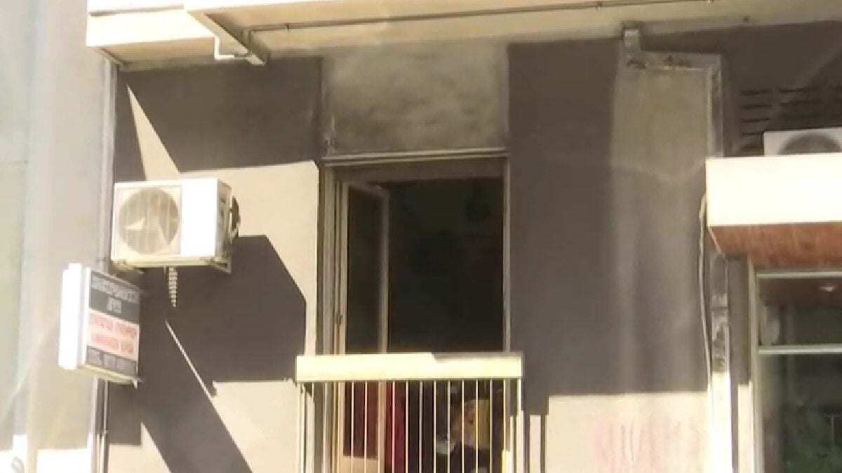 Καλλιθέα: Νεκρός ο 70χρονος που ανασύρθηκε χωρίς τις αισθήσεις του από το σπίτι που έπιασε φωτιά 1 Καλλιθέα: Νεκρός ο 70χρονος που ανασύρθηκε χωρίς τις αισθήσεις του από το σπίτι που έπιασε φωτιά