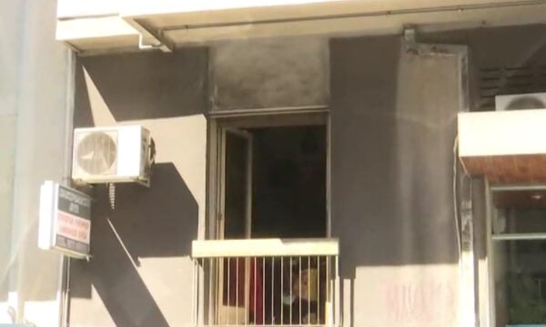 Τραγωδία στην Καλλιθέα: Νεκρός ο 70χρονος που ανασύρθηκε χωρίς τις αισθήσεις του από το σπίτι που έπιασε φωτιά