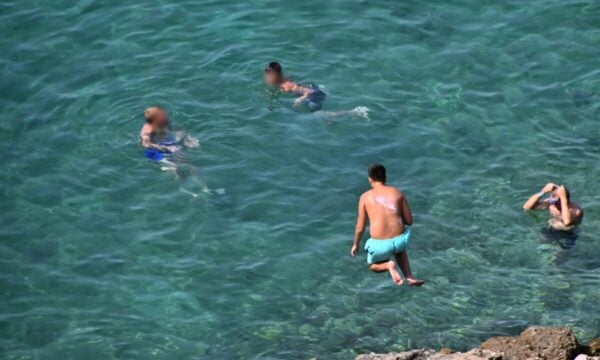 Αττική: Πού απαγορεύεται η κολύμβηση – Τι προβλέπει η εγκύκλιος του υπουργείου Υγείας