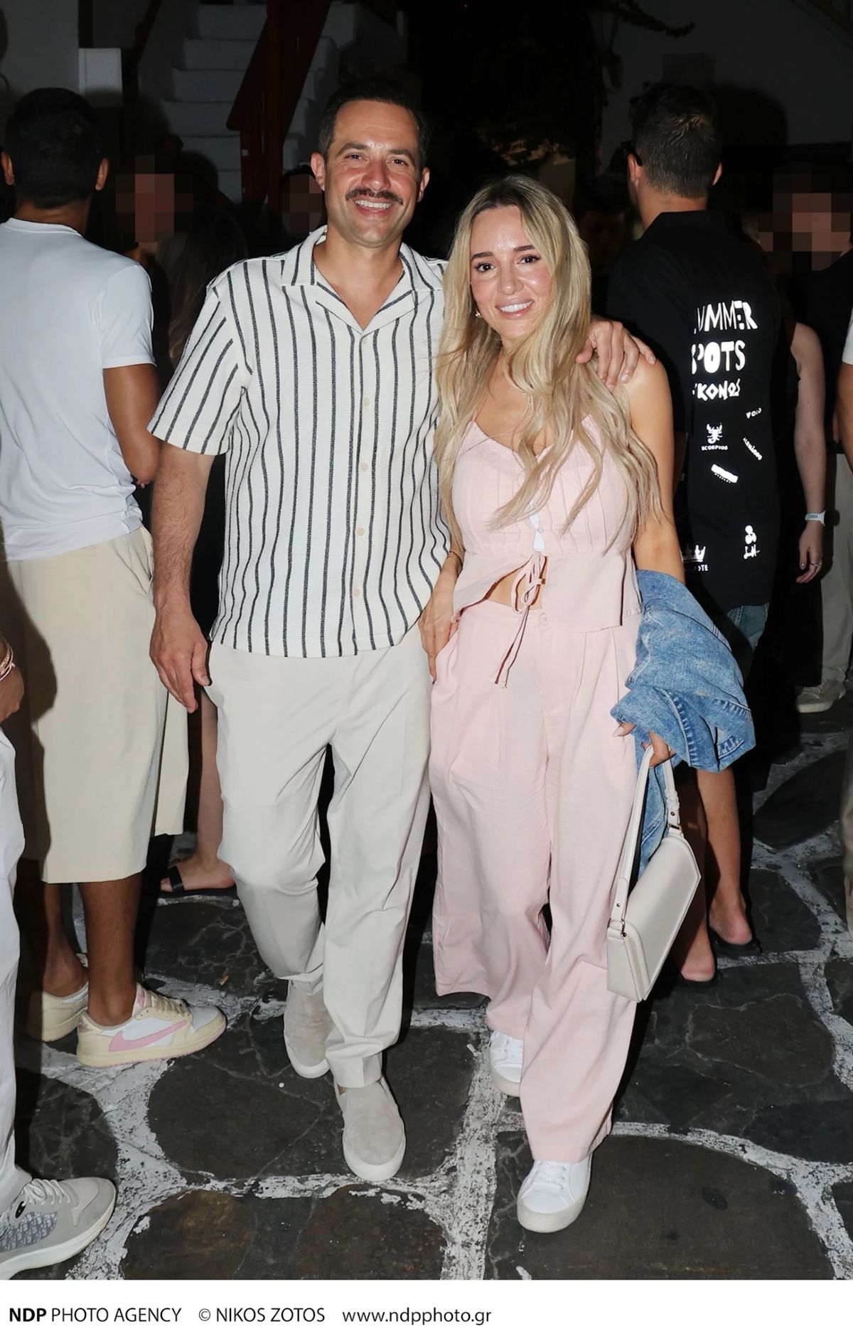 Μαριέττα Χρουσαλά: Με mini denim dress στη Μύκονο δίπλα στην Καλομοίρα (φωτογραφίες)