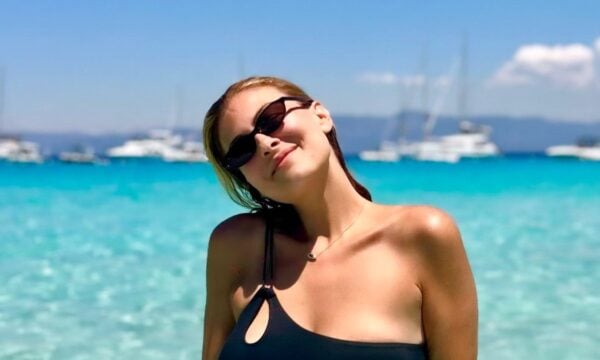 Καμπούρη ξεκίνησε τις καλοκαιρινές διακοπές της μαζί με τις κόρες της: Πού βρίσκεται (Φωτογραφίες)