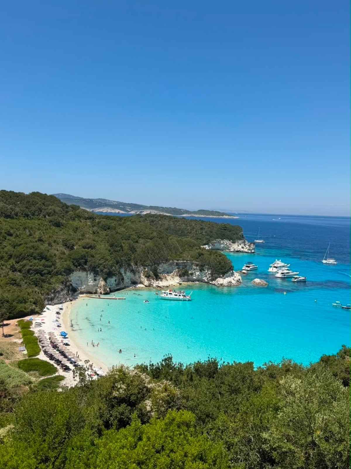 Καμπούρη: Ξεκίνησε τις καλοκαιρινές διακοπές της – Πού βρίσκεται μαζί με τις κόρες της (Φωτογραφίες) 16 Η ανάρτηση της Δέσποινας Καμπούρη από τους Παξούς