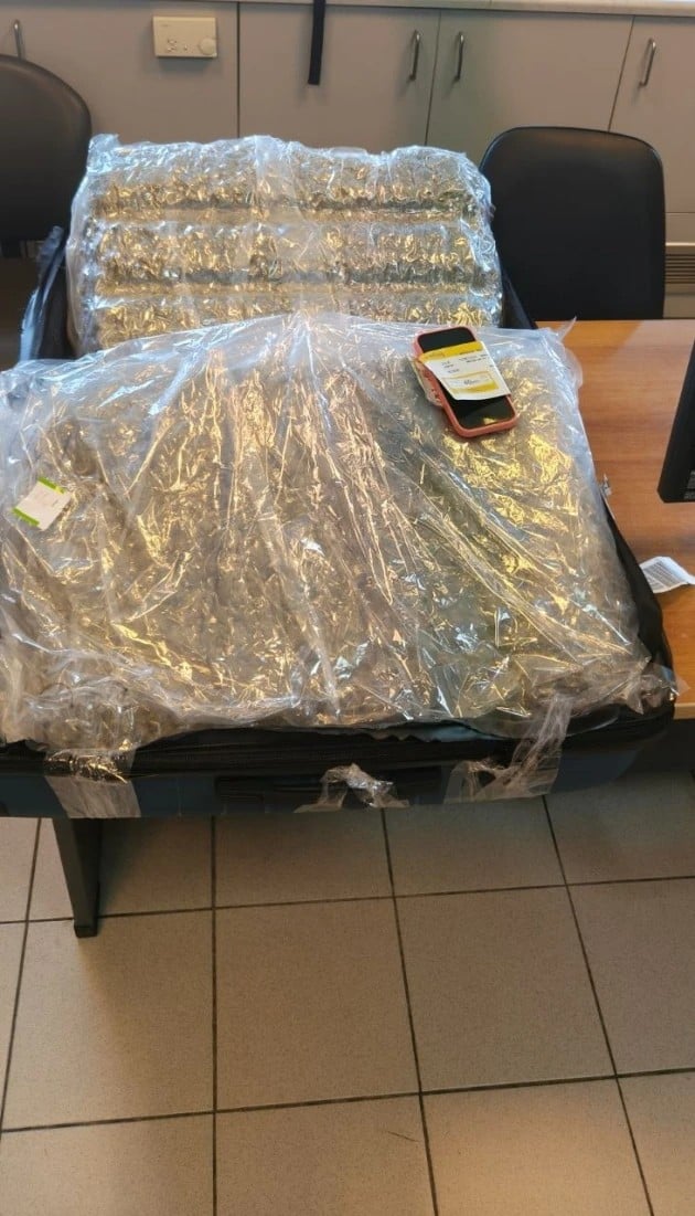 Ηράκλειο: Χειροπέδες σε 32χρονη Ισπανίδα για μεταφορά 19 κιλών κάνναβης σε βαλίτσα 8 Ηράκλειο: Χειροπέδες σε 32χρονη Ισπανίδα για μεταφορά 19 κιλών κάνναβης σε βαλίτσα