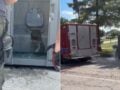 Βίντεο: Πυροσβέστες απεγκλώβισαν άνδρα από χημική τουαλέτα – Τον έπλυναν με τη μάνικα