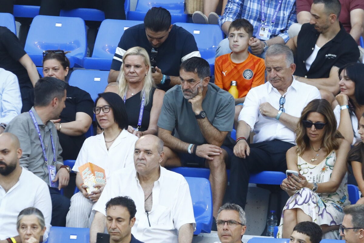 Μαρία Σάκκαρη: Ο Κωνσταντίνος Μητσοτάκης μαζί με τον Κυριάκο Μητσοτάκη και τη Μαρέβα Γκραμπόφσκι στον αγώνα της Ελληνίδας τενίστριας