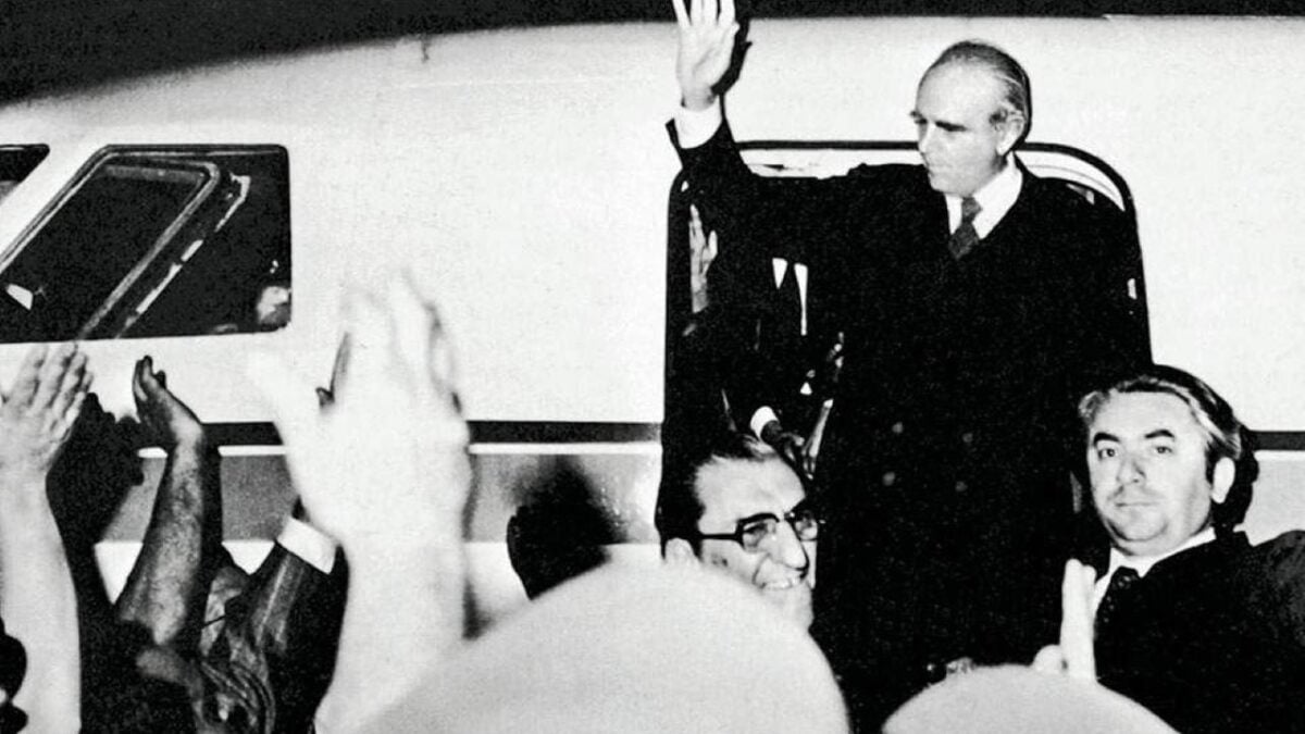 Αποκατάσταση της Δημοκρατίας – 24 Ιουλίου 1974: Καραμανλής επέστρεψε στην Ελλάδα – ΒΙΝΤΕΟ 1 Αποκατάσταση της Δημοκρατίας – 24 Ιουλίου 1974: Καραμανλής επέστρεψε στην Ελλάδα – ΒΙΝΤΕΟ