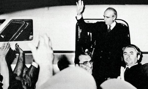Αποκατάσταση της Δημοκρατίας – 24 Ιουλίου 1974: Η νύχτα που επέστρεψε ο Καραμανλής στην Ελλάδα – ΒΙΝΤΕΟ
