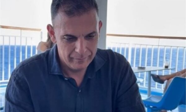 Γιώργος Καραμέρος: Με βίντεο από πλοίο ανακοίνωσε την εγγραφή του στο κόμμα του Αλέξη Τσίπρα – «Άνοιξε πανιά» για την ΕΛΑΣ