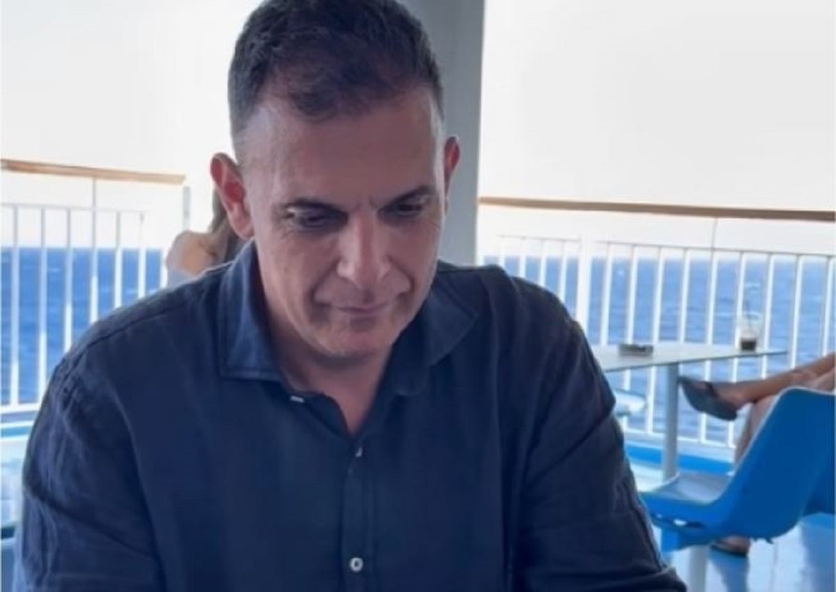 Γιώργος Καραμέρος: Με βίντεο από πλοίο ανακοίνωσε την εγγραφή του στο κόμμα του Αλέξη Τσίπρα – «Άνοιξε πανιά» για την ΕΛΑΣ