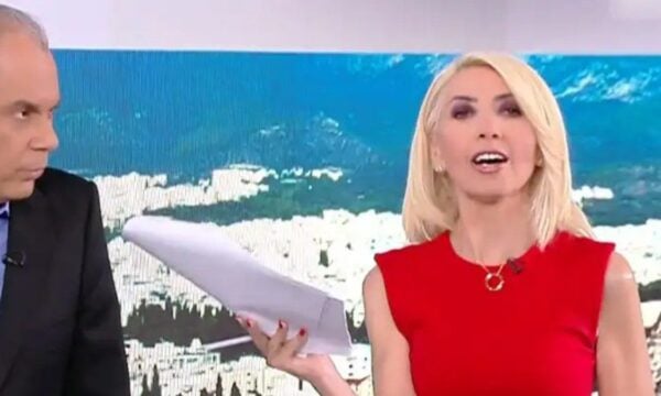 Μίνα Καραμήτρου: Αντέδρασε στον αέρα του OPEN σε ρεπορτάζ που προβλήθηκε – «Ρε βάρβαρε, τι είναι αυτό; Όχι, δεν θέλω άλλο, Νίκο, άστο»