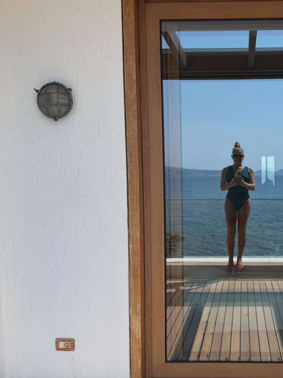 Κατερίνα Καραβάτου: Σε ποιο νησί γεμίζει μπαταρίες; Οι βόλτες στην προκυμαία και η σέλφι με μαγιό χωρίς φίλτρα 19 Κατερίνα Καραβάτου