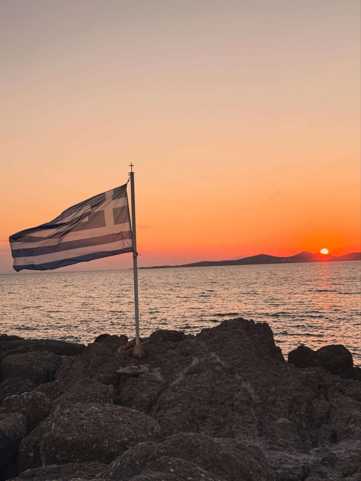 Κατερίνα Καραβάτου: Σε ποιο νησί γεμίζει μπαταρίες; Οι βόλτες στην προκυμαία και η σέλφι με μαγιό χωρίς φίλτρα 23 Κατερίνα Καραβάτου