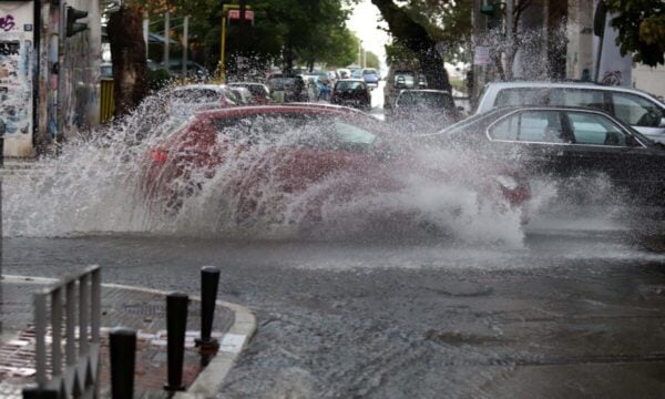 Καιρός: Μπαράζ μηνυμάτων από το 112 για ισχυρές καταιγίδες, κεραυνούς τις επόμενες ώρες – Περιορίστε τις μετακινήσεις σας