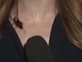 Κατσαρίδα έκανε βόλτες πάνω σε ρεπόρτερ σε live σύνδεση – Η αντίδρασή της (Βίντεο)