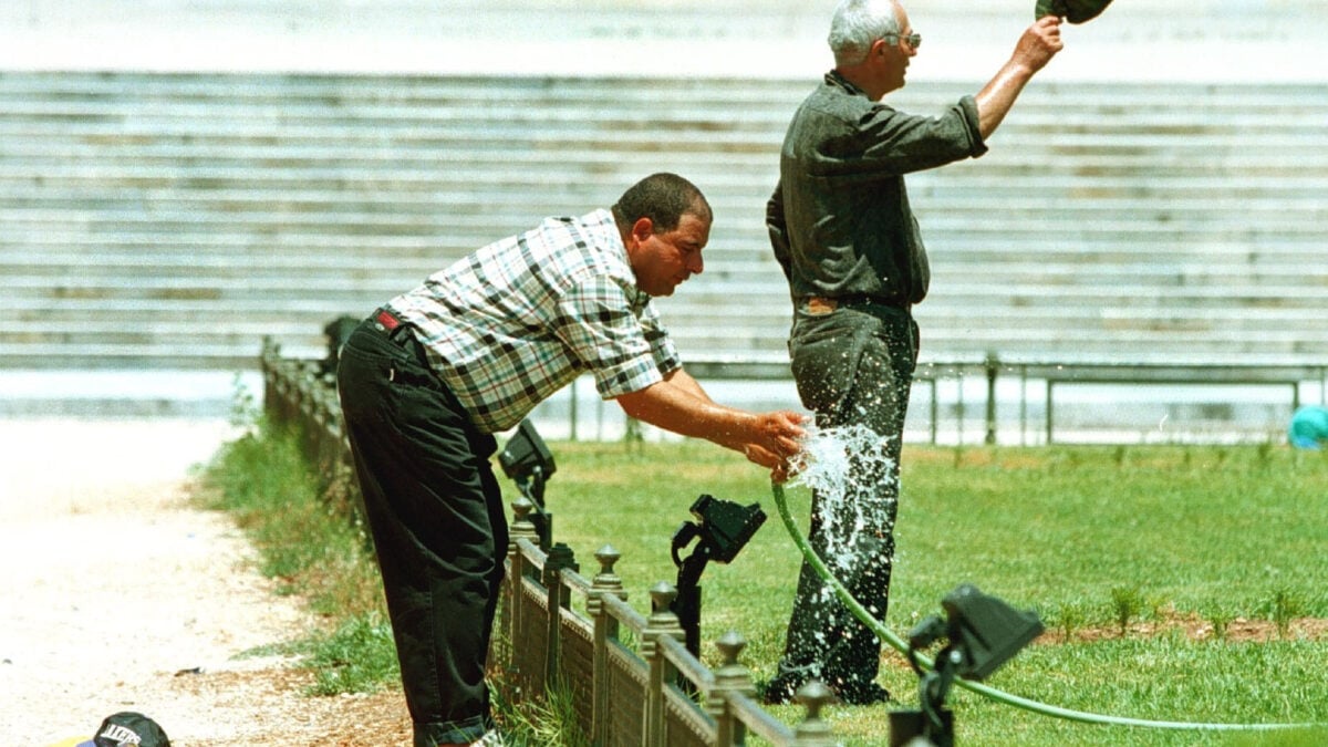 Φονικός καύσωνας 1987: Όταν η Ελλάδα μετατράπηκε σε «καμίνι» και άφησε πίσω του πάνω από 1.300 νεκρούς 1 Φονικός καύσωνας 1987: Όταν η Ελλάδα μετατράπηκε σε «καμίνι» και άφησε πίσω του πάνω από 1.300 νεκρούς