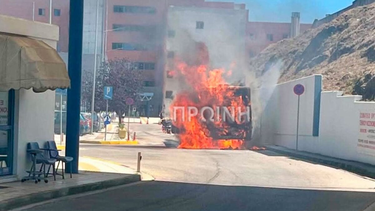 Καβάλα: Φωτιά σε λεωφορείο μέσα στο πάρκινγκ του Γενικού Νοσοκομείου 1 Καβάλα: Φωτιά σε λεωφορείο μέσα στο πάρκινγκ του Γενικού Νοσοκομείου