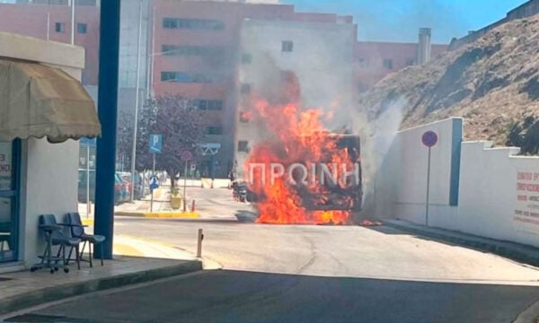 Καβάλα: Φωτιά σε λεωφορείο μέσα στο πάρκινγκ του Γενικού Νοσοκομείου