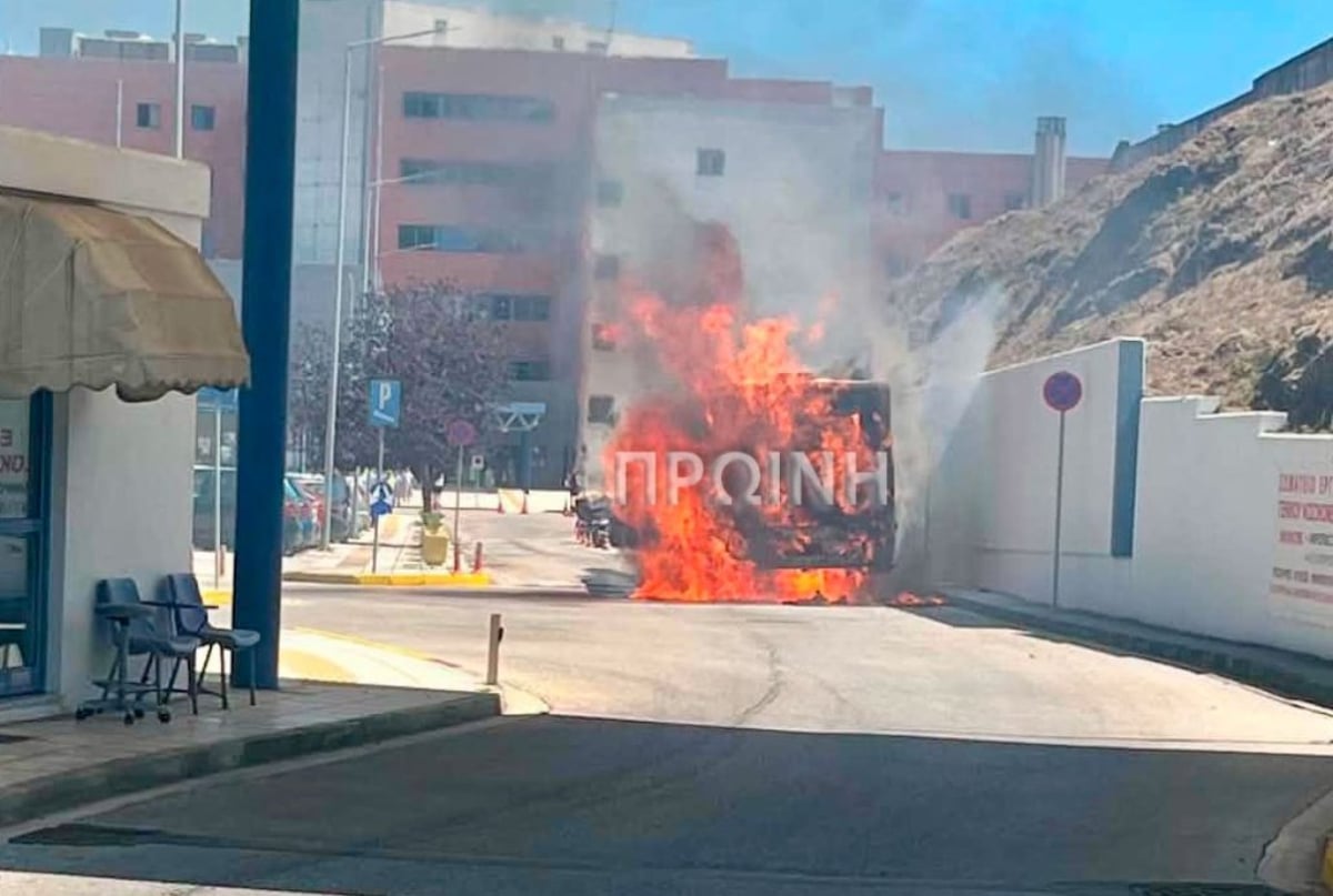 Καβάλα: Φωτιά σε λεωφορείο μέσα στο πάρκινγκ του Γενικού Νοσοκομείου
