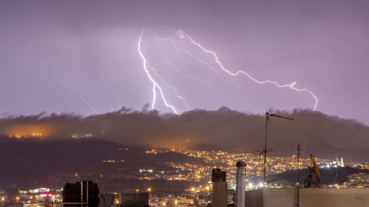 Κακοκαιρία στην Αττική: Πάνω από 100.000 κεραυνοί έπεσαν μέσα σε λίγες ώρες σε όλη τη χώρα 1 Κακοκαιρία στην Αττική: Πάνω από 100.000 κεραυνοί έπεσαν μέσα σε λίγες ώρες σε όλη τη χώρα
