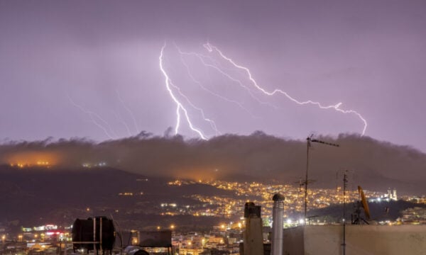 Κακοκαιρία στην Αττική: Πάνω από 100.000 κεραυνοί έπεσαν μέσα σε λίγες ώρες σε όλη τη χώρα