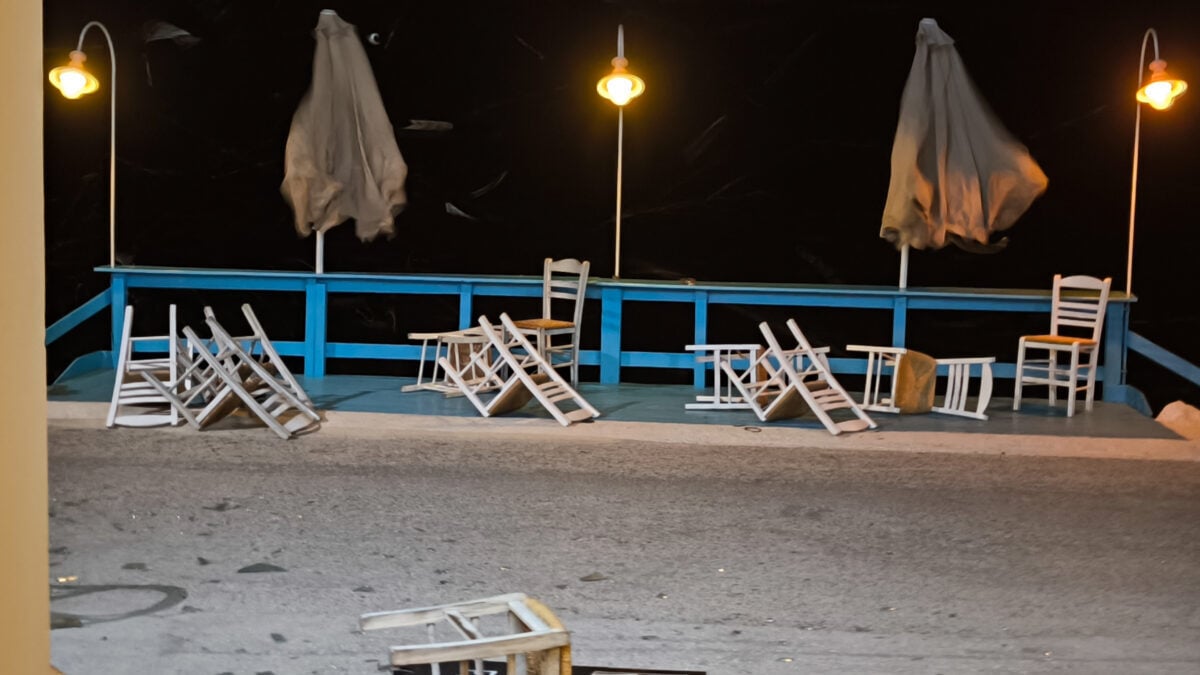 Κακοκαιρία στην Κέρκυρα: Μπουρίνια, ξεριζωμένα δέντρα και διακοπές ρεύματος 3 Κακοκαιρία στην Κέρκυρα: Μπουρίνια, ξεριζωμένα δέντρα και διακοπές ρεύματος