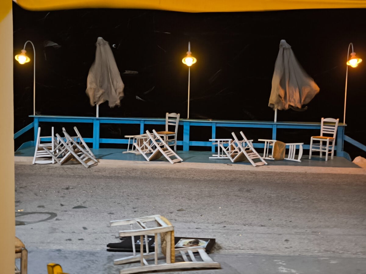 Κακοκαιρία στην Κέρκυρα: Μπουρίνια, ξεριζωμένα δέντρα και διακοπές ρεύματος