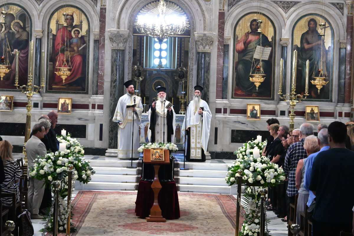 Κηδεία Μάρω Κοντού: Η Εβελίνα Παπούλια σπάραξε στο κλάμα μέσα στην εκκλησία (Φωτογραφίες) 9 Κηδεία Μάρω Κοντού