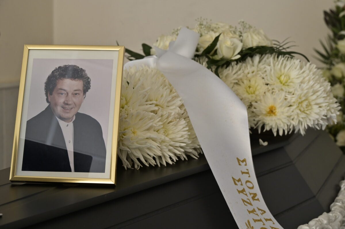 Μιχάλη Μόσιος: Πλήθος κόσμου και συγκίνηση στην κηδεία του αγαπημένου «Ταμτάκου»