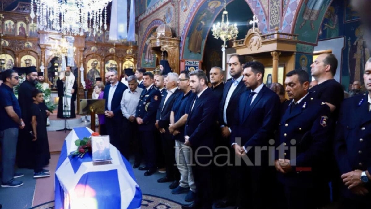 Μανώλης Στρατιδάκης: Η κηδεία του 58χρονου πυροσβέστη στο Γερακάρι Αμαρίου σε κλίμα συγκίνησης 3 Μανώλης Στρατιδάκης: Η κηδεία του 58χρονου πυροσβέστη στο Γερακάρι Αμαρίου σε κλίμα συγκίνησης