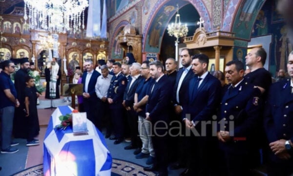 Μανώλης Στρατιδάκης: Η κηδεία του 58χρονου πυροσβέστη στο Γερακάρι Αμαρίου σε κλίμα συγκίνησης