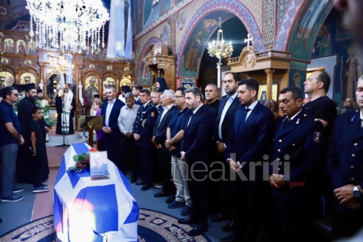 Μανώλης Στρατιδάκης: Η κηδεία του 58χρονου πυροσβέστη στο Γερακάρι Αμαρίου σε κλίμα συγκίνησης