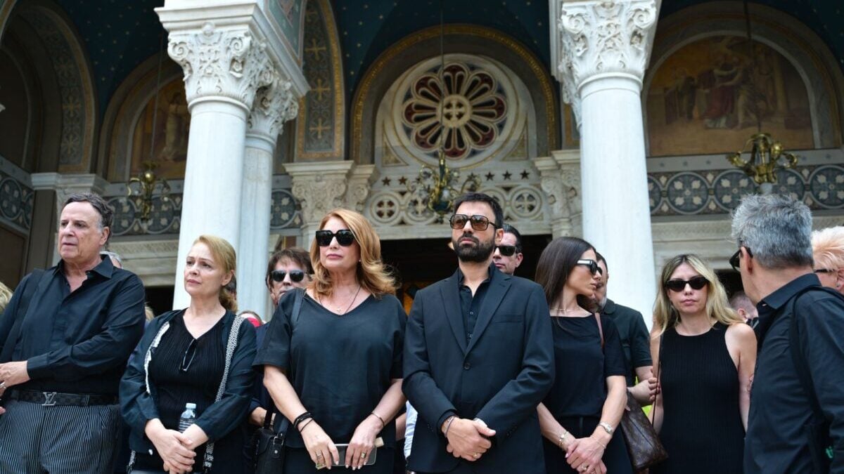 Κηδεία Μάρως Κοντού: Η Ελλάδα αποχαιρέτησε την «Ελενίτσα» με θερμό χειροκρότημα – Συγκίνησαν οι επικήδειοι 16 Κηδεία Μάρως Κοντού: Η Ελλάδα αποχαιρέτησε την «Ελενίτσα» με θερμό χειροκρότημα – Συγκίνησαν οι επικήδειοι