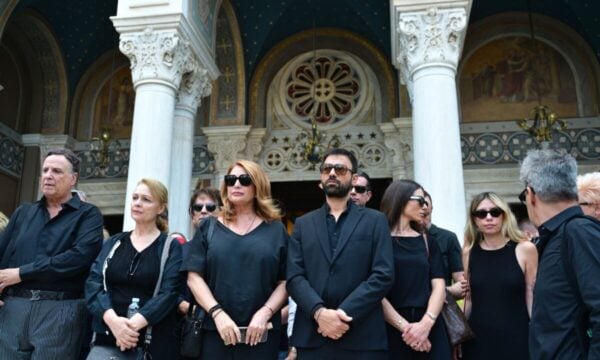 Κηδεία Μάρως Κοντού: Η Ελλάδα αποχαιρέτησε την «Ελενίτσα» με θερμό χειροκρότημα – Συγκίνησαν οι επικήδειοι