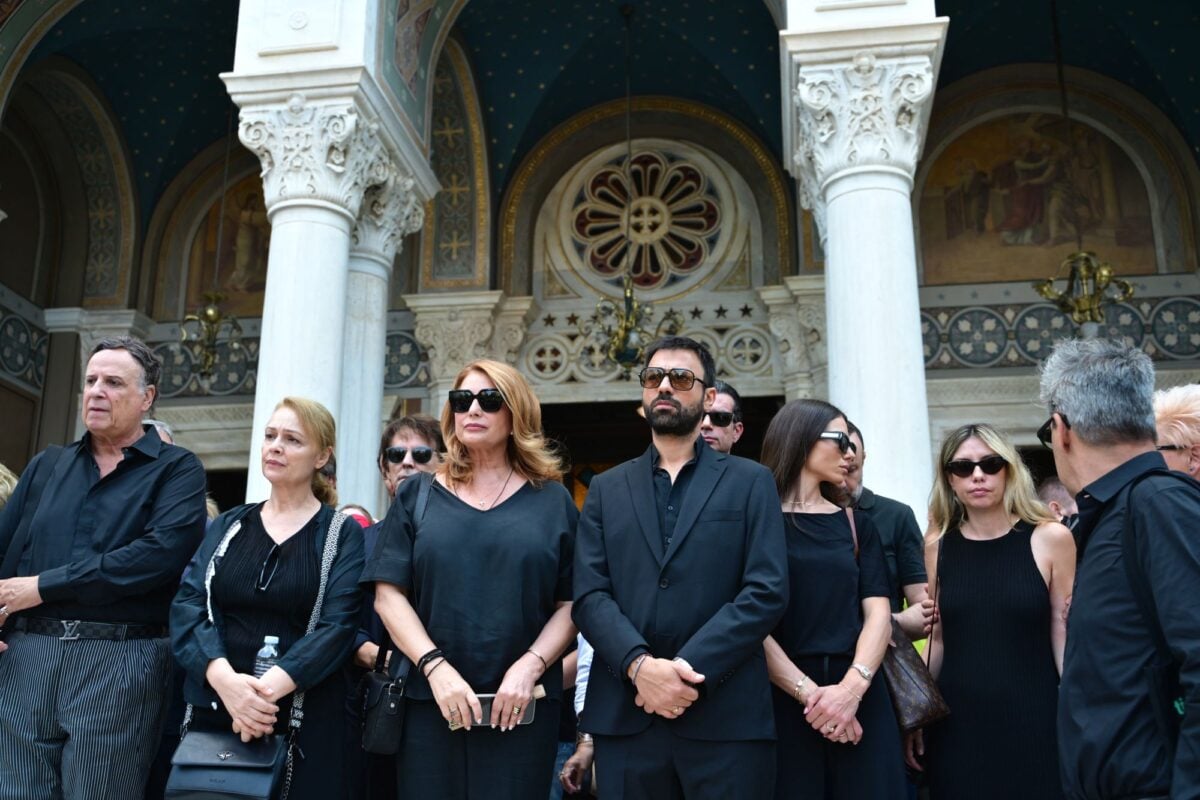 Κηδεία Μάρως Κοντού: Η Ελλάδα αποχαιρέτησε την «Ελενίτσα» με θερμό χειροκρότημα – Συγκίνησαν οι επικήδειοι