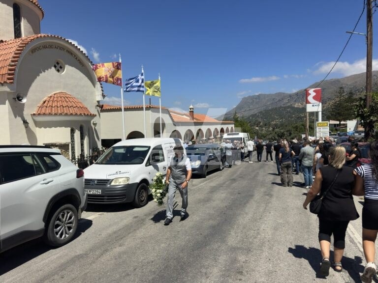 Ρέθυμνο: Κηδεία του 25χρονου πυροσβέστη που πέθανε στη φωτιά – Με λουλούδια στα χέρια τον αποχαιρετούν 15 Ρέθυμνο: Κηδεία του 25χρονου πυροσβέστη που πέθανε στη φωτιά – Με λουλούδια στα χέρια τον αποχαιρετούν