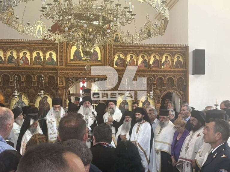Ρέθυμνο: Κηδεία του 25χρονου πυροσβέστη που πέθανε στη φωτιά – Με λουλούδια στα χέρια τον αποχαιρετούν 13 Ρέθυμνο: Κηδεία του 25χρονου πυροσβέστη που πέθανε στη φωτιά – Με λουλούδια στα χέρια τον αποχαιρετούν
