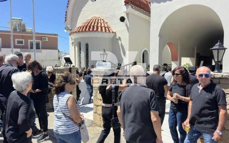 Ρέθυμνο: Κηδεία του 25χρονου πυροσβέστη που πέθανε στη φωτιά – Με λουλούδια στα χέρια τον αποχαιρετούν 11 Ρέθυμνο: Κηδεία του 25χρονου πυροσβέστη που πέθανε στη φωτιά – Με λουλούδια στα χέρια τον αποχαιρετούν