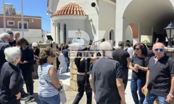 Ρέθυμνο: Κηδεία του 25χρονου πυροσβέστη που πέθανε στη φωτιά – Με λουλούδια στα χέρια τον αποχαιρετούν