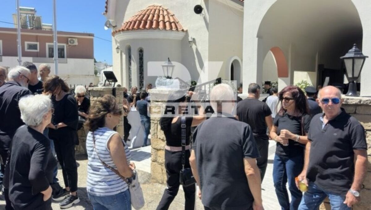 Ρέθυμνο: Κηδεία του 25χρονου πυροσβέστη που πέθανε στη φωτιά – Με λουλούδια στα χέρια τον αποχαιρετούν