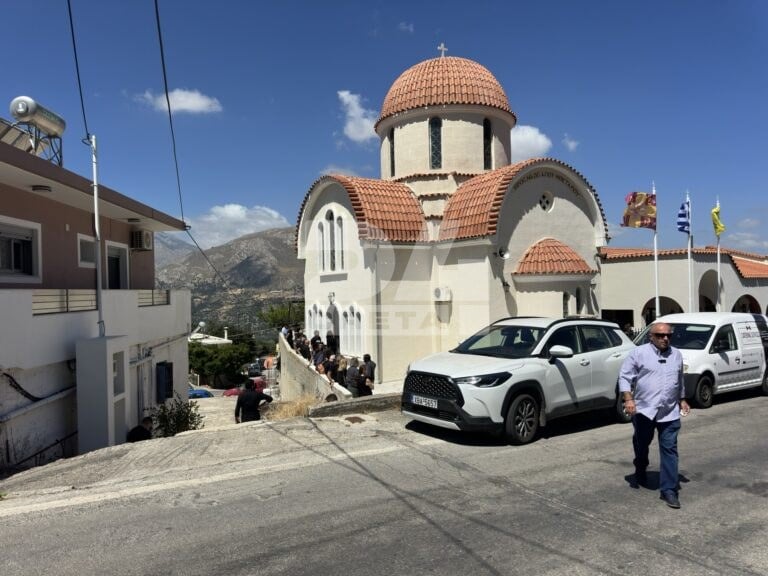 Ρέθυμνο: Κηδεία του 25χρονου πυροσβέστη που πέθανε στη φωτιά – Με λουλούδια στα χέρια τον αποχαιρετούν 12 Ρέθυμνο: Κηδεία του 25χρονου πυροσβέστη που πέθανε στη φωτιά – Με λουλούδια στα χέρια τον αποχαιρετούν