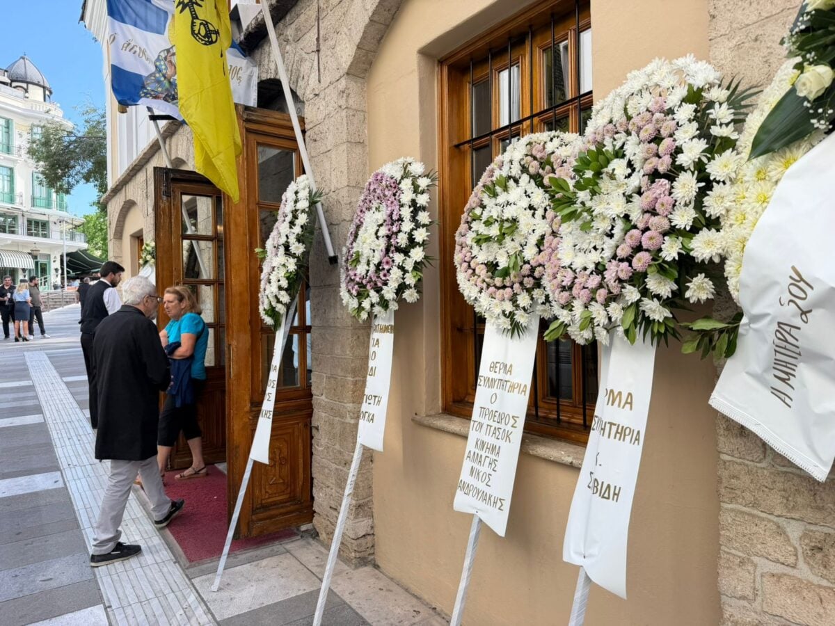 Βάγια Νέστορα: Η κηδεία της σε κλίμα συγκίνησης – Η σορός της έφτασε στην εκκλησία