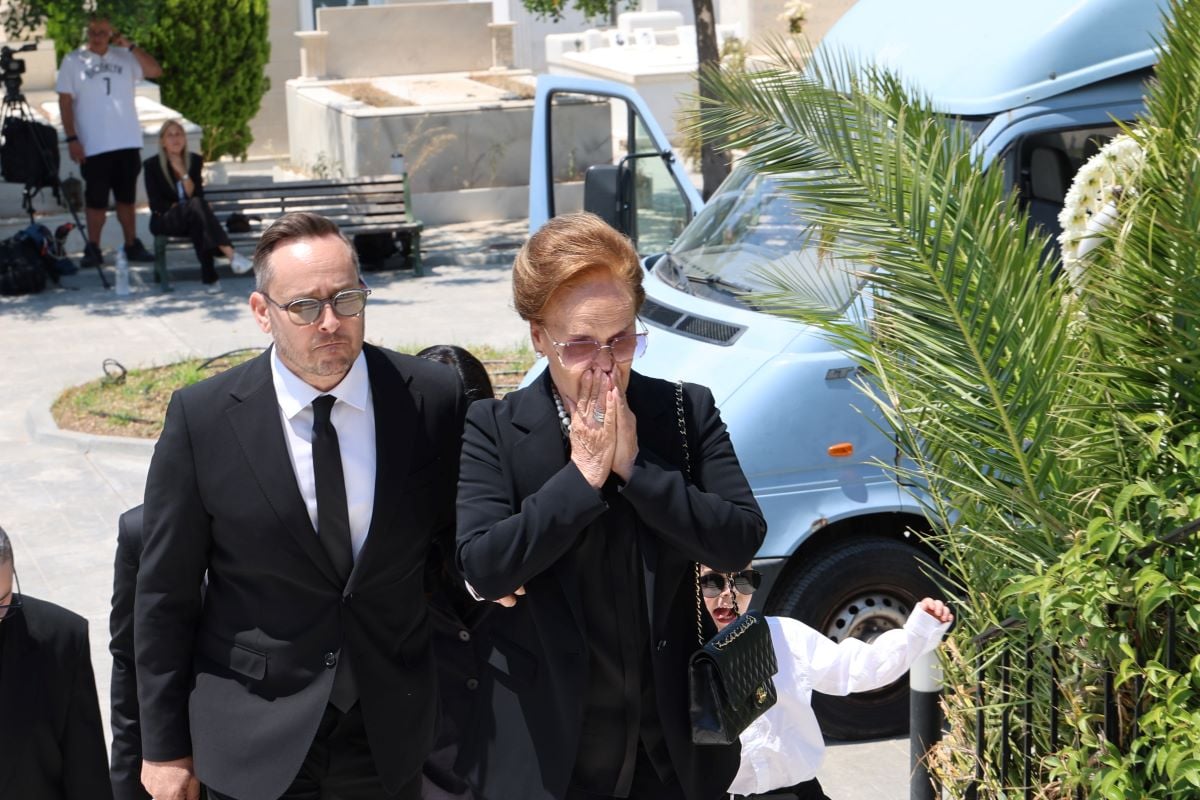 Κηδεία Βασίλη Λεβέντη: Η σύζυγος και ο γιος του Μάριος Γεωργιάδης στο τελευταίο αντίο στον πρόεδρο της Ένωσης Κεντρώων 10 Κηδεία Βασίλη Λεβέντη