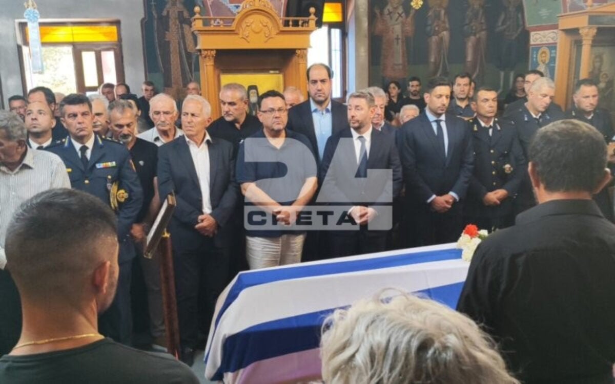 Μανώλης Στρατιδάκης: Η κηδεία του 58χρονου πυροσβέστη στο Γερακάρι Αμαρίου σε κλίμα συγκίνησης 8 Η κηδεία του 58χρονου πυροσβέστη