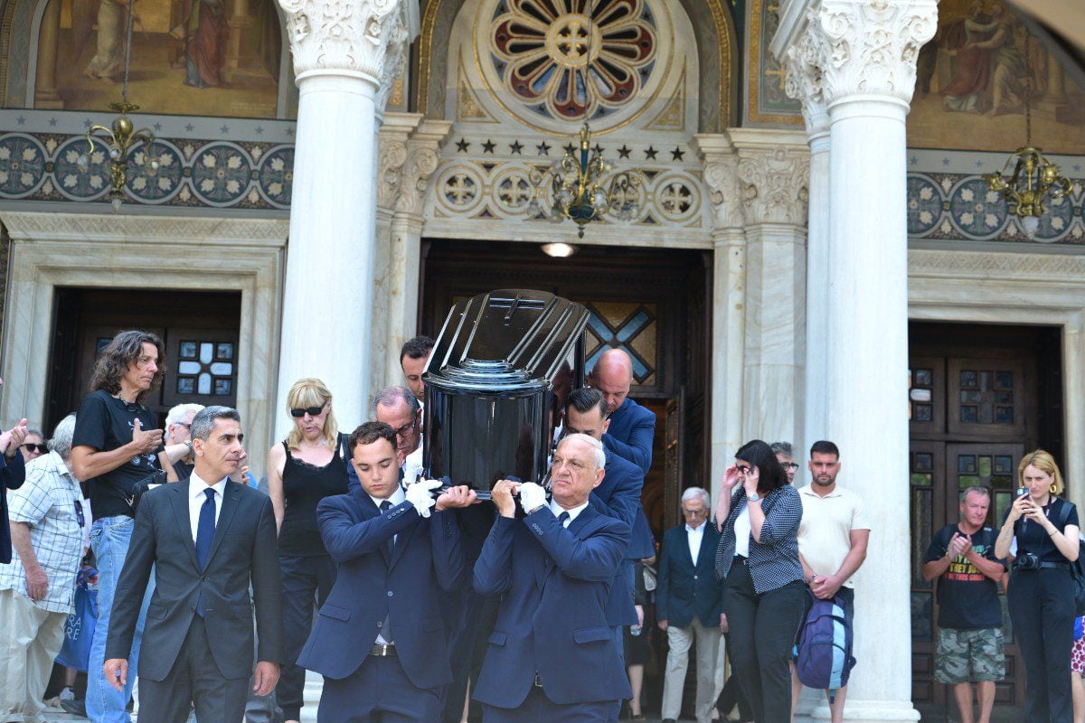 Κηδεία Μάρως Κοντού: Η κίνηση του κόσμου στο τελευταίο αντίο ενώ αποχωρούσε το φέρετρό της (Βίντεο) 9 κηδεία Κοντού