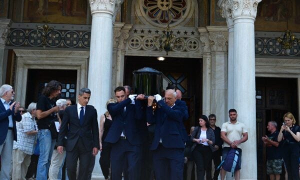 Κηδεία Μάρως Κοντού: Η κίνηση του κόσμου στο τελευταίο αντίο ενώ αποχωρούσε το φέρετρό της (Βίντεο)