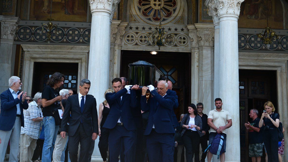 Κηδεία Μάρως Κοντού: Η κίνηση του κόσμου στο τελευταίο αντίο ενώ αποχωρούσε το φέρετρό της (Βίντεο) 4 Κηδεία Μάρως Κοντού: Η κίνηση του κόσμου στο τελευταίο αντίο ενώ αποχωρούσε το φέρετρό της (Βίντεο)